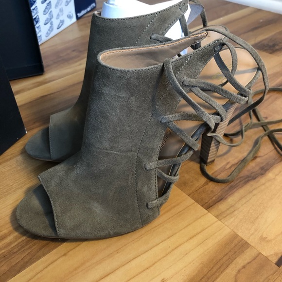 Banana republic heels - Picture 3 of 3